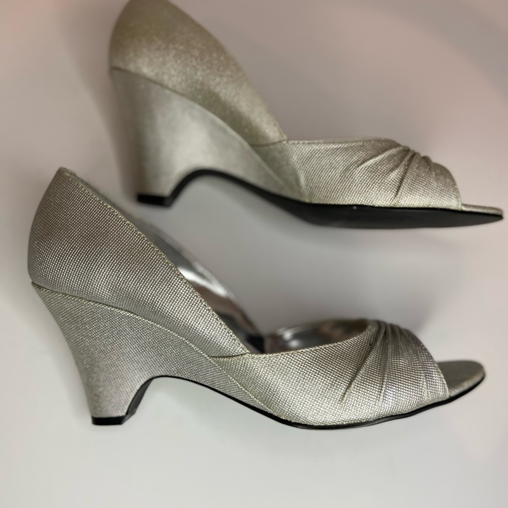 Rampage~NIB~Shimmery Silvery/Gold~Peep Toe~Wedge Heel Shoes~Ruched Front~Size 9